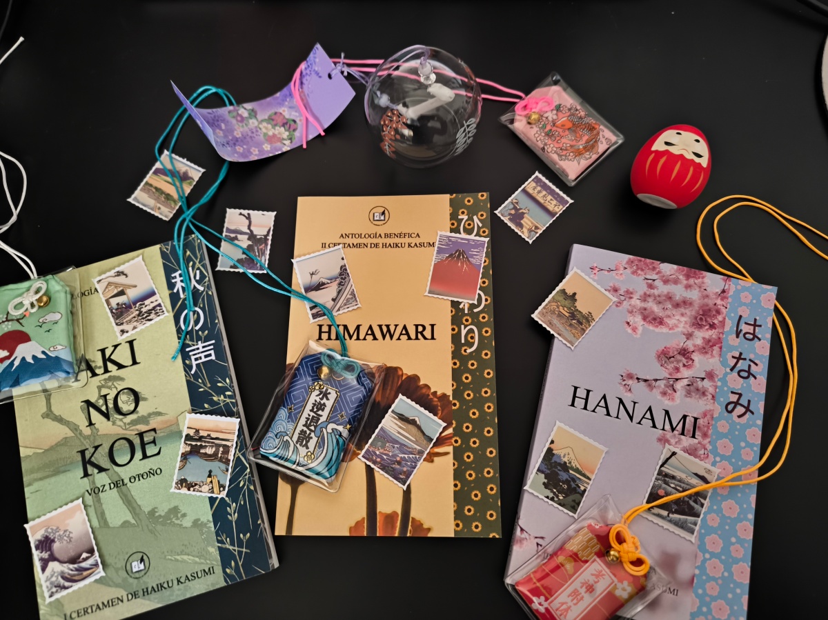 Comenzamos a preparar los packs de regalo que acompañarán a los premios del IV Certamen de haiku Kasumi